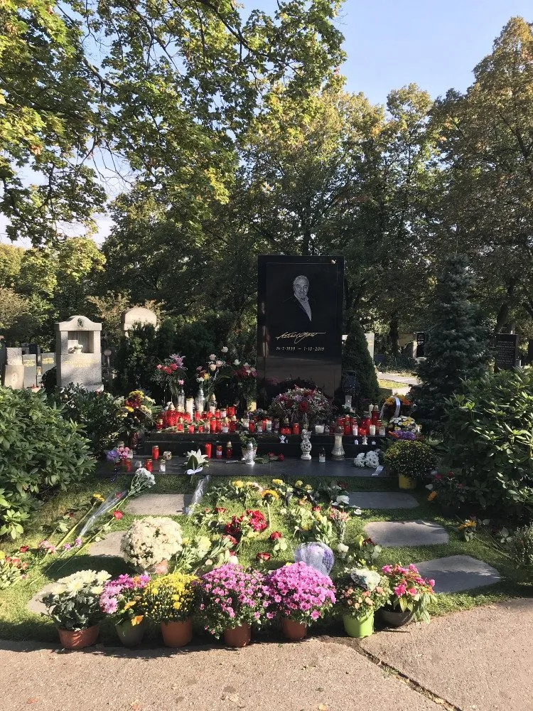 FOTO, VIDEO: Od smrti Karla Gotta uběhl přesně rok. Lidé dnes si dnes připomněli Mistra