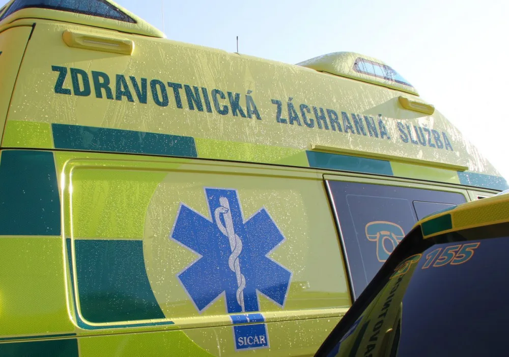 Pražští strážníci poskytli první pomoc ženě, která v Praze 12 zřejmě vypadla z okna
