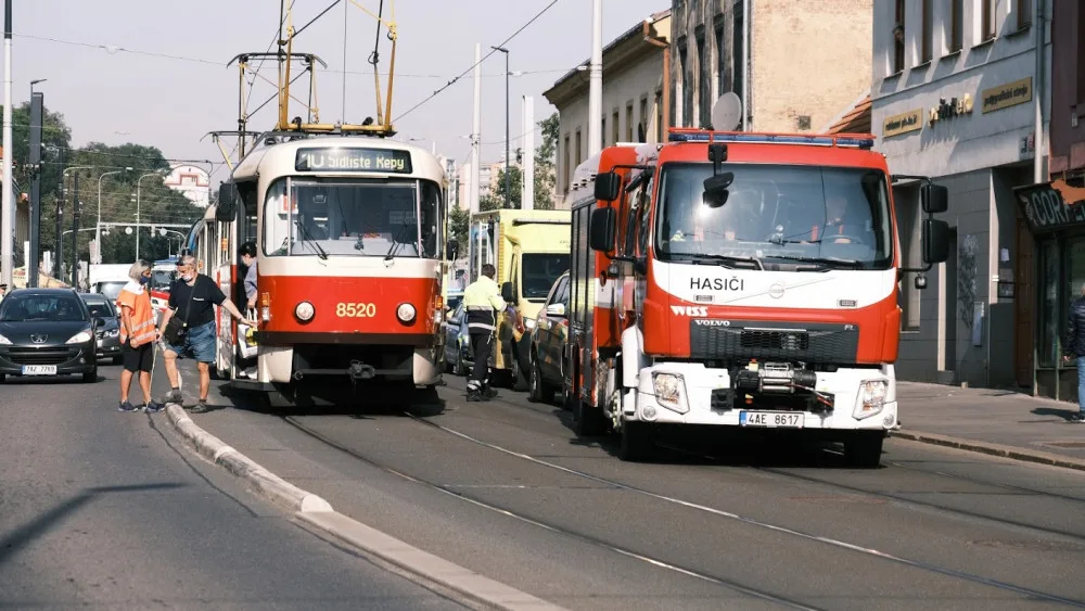 AKTUÁLNĚ: V ulici Zenklova se srazil vůz technických služeb s tramvají. Ulice je nyní uzavřena