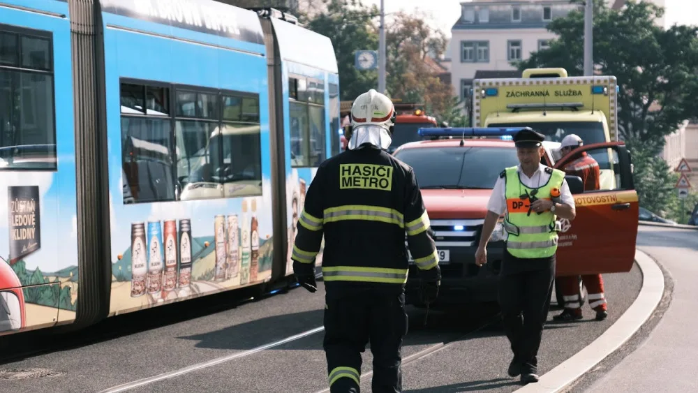 AKTUÁLNĚ: V ulici Zenklova se srazil vůz technických služeb s tramvají. Ulice je nyní uzavřena