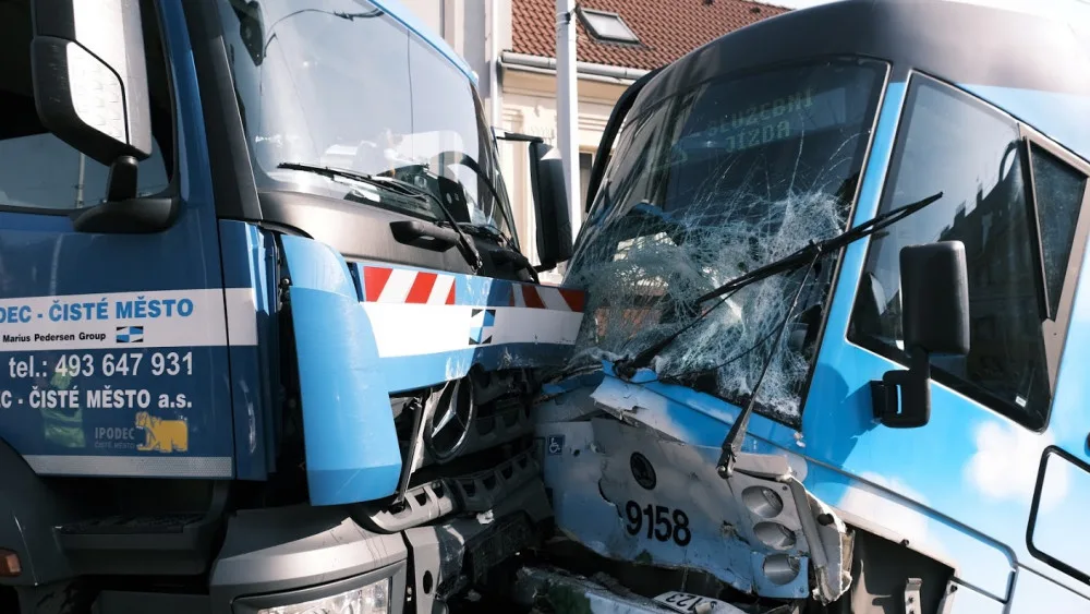 AKTUÁLNĚ: V ulici Zenklova se srazil vůz technických služeb s tramvají. Ulice je nyní uzavřena