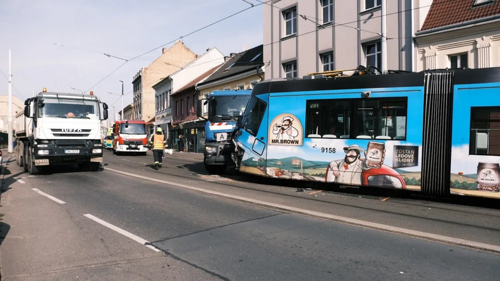 AKTUÁLNĚ: V ulici Zenklova se srazil vůz technických služeb s tramvají. Ulice je nyní uzavřena