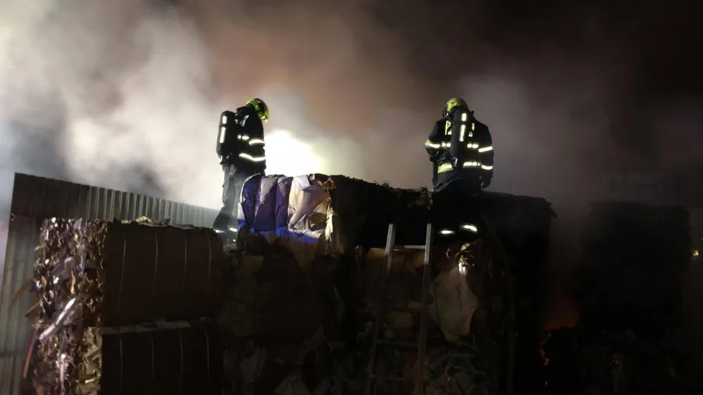 FOTO: U požáru balíků papíru včera v Praze 10 zasahovaly tři jednotky hasičů