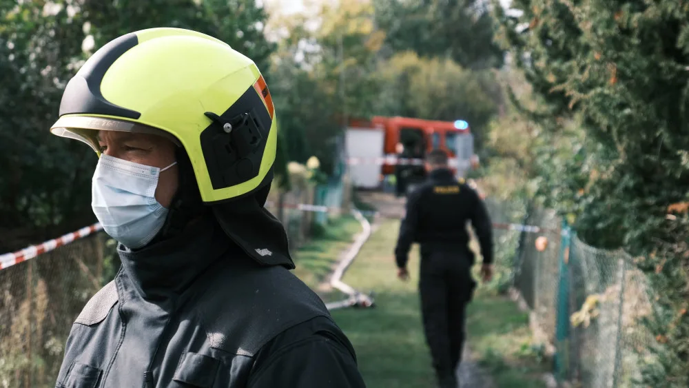 AKTUÁLNĚ: Hasiči našli ve vyhořelé chatě na pražském Žižkově torzo lidského těla