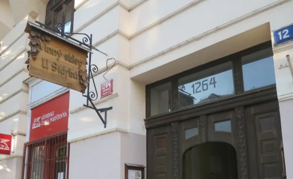 FOTO: Plíseň na zdech, nepořádek a myší trus. Inspektoři uzavřeli dvě pražské vinotéky
