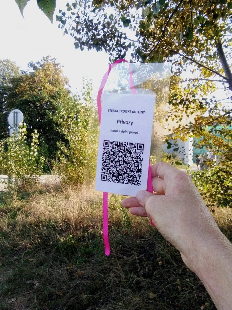 Trojskou kotlinu si budete moct projít s chytrým telefonem. Čeká na vás celkem 40 cedulek s QR kódy