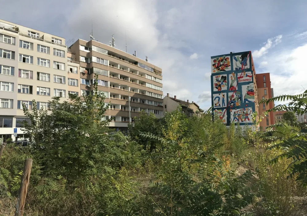 FOTO, VIDEO: V Holešovicích vznikla nástěnná malba. Symbolizuje přátelství Česka a Polska