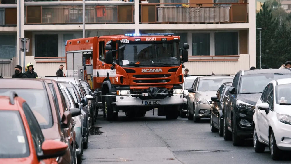 VIDEO: Pražští hasiči se nemohli dostat k požáru kvůli zaparkovaným autům. To rozhoduje o životech, říká mluvčí