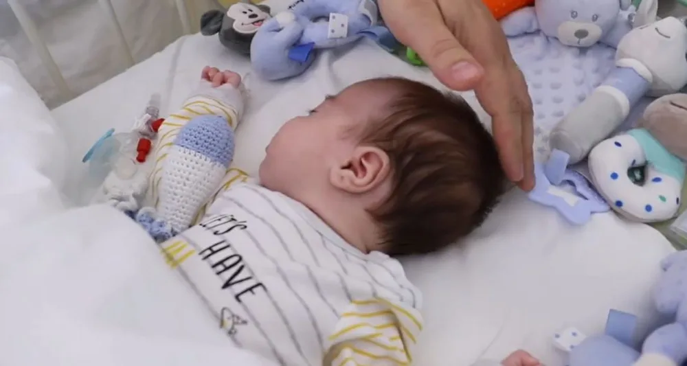 VIDEO: Lékaři v Praze voperovali defibrilátor dvouměsíčnímu chlapci. Je nejmladším pacientem s touto operací