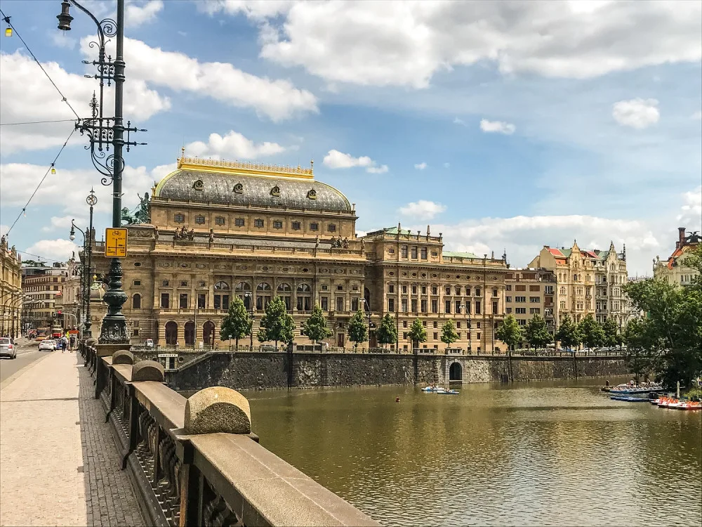 Místo zrušených kulturních akcí se dnes večer na více než sedmdesáti místech rozsvítí tzv. Majáky české kultury