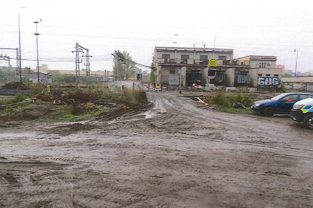 FOTO: Policisté hledají svědky dopravní nehody, při které byla na přejezdu ulomena závora