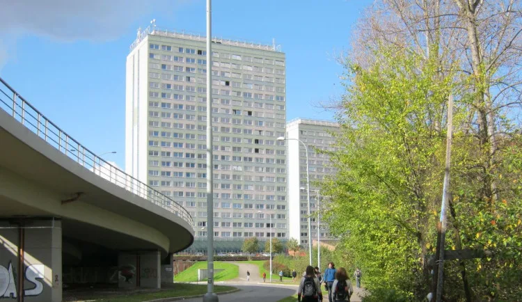 Nařízení ohledně stěhování z kolejí provází zmatek. Studenti nesouhlasí a pořádají petice