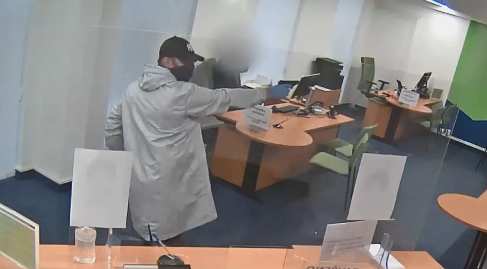 VIDEO: Lupič s pistolí přepadl banku v Praze. Hrozí mu deset let vězení