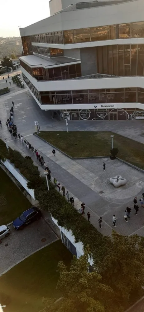 FOTO: Na úřad v Praze se kvůli řidičákům stojí fronty. Využijte elektronickou objednávku, vzkazuje město