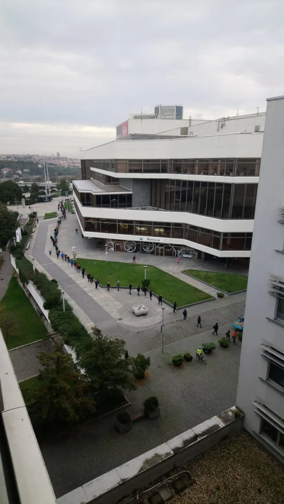 FOTO: Na úřad v Praze se kvůli řidičákům stojí fronty. Využijte elektronickou objednávku, vzkazuje město