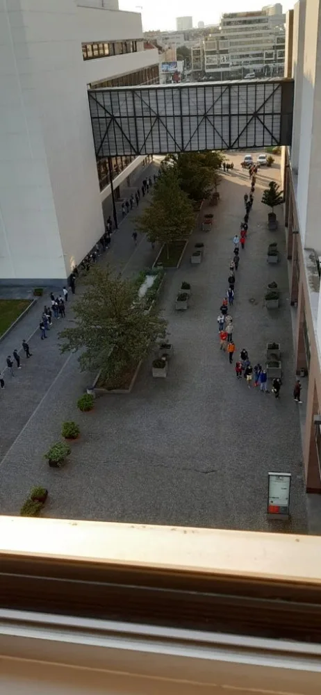 FOTO: Na úřad v Praze se kvůli řidičákům stojí fronty. Využijte elektronickou objednávku, vzkazuje město