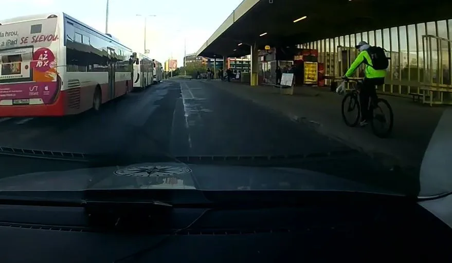 VIDEO: Cyklisté ujížděli před policií. Jeden ukradl kolo, druhý byl v celostátním pátrání