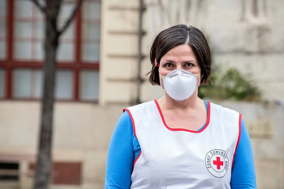 Nemocnice v Praze mají dost pomůcek, více používají respirátory