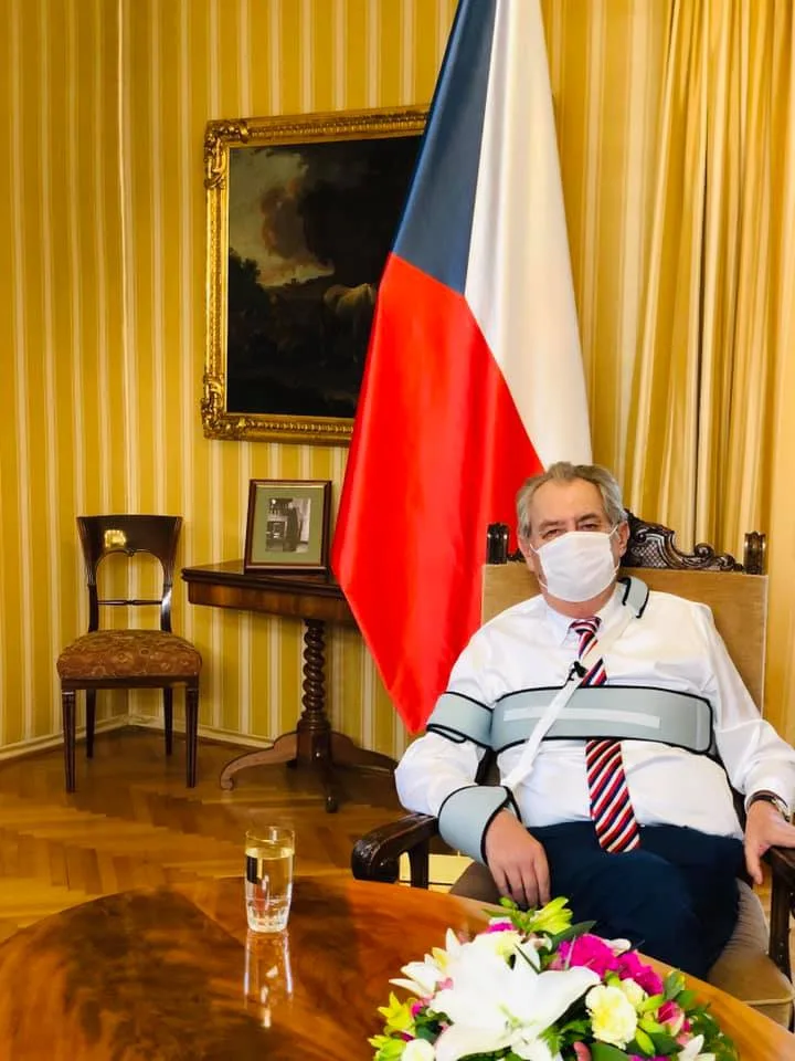 Prezident Zeman ve svém projevu vyzval k nošení roušky a k sankcím za nedodržení tohoto opatření
