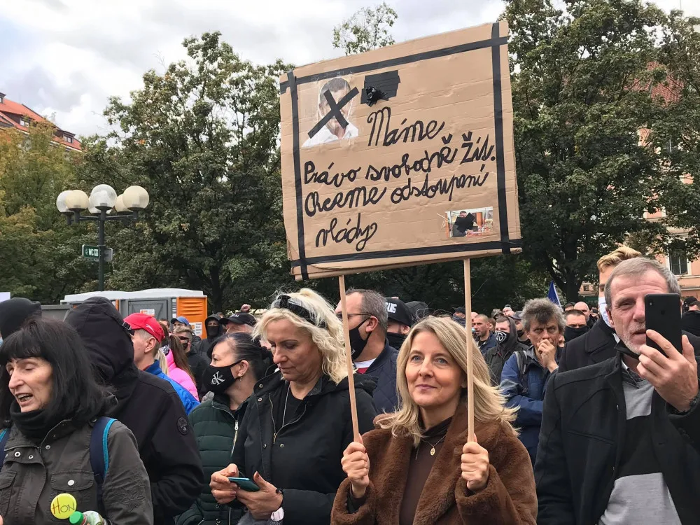 FOTO, VIDEO: Na Staroměstském náměstí probíhá demonstrace proti vládním opatřením