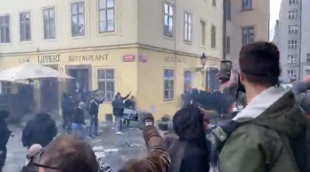 FOTO, VIDEO: Staroměstské náměstí se proměnilo ve válečnou zónu. Těžkooděnci zasahovali proti demonstrantům