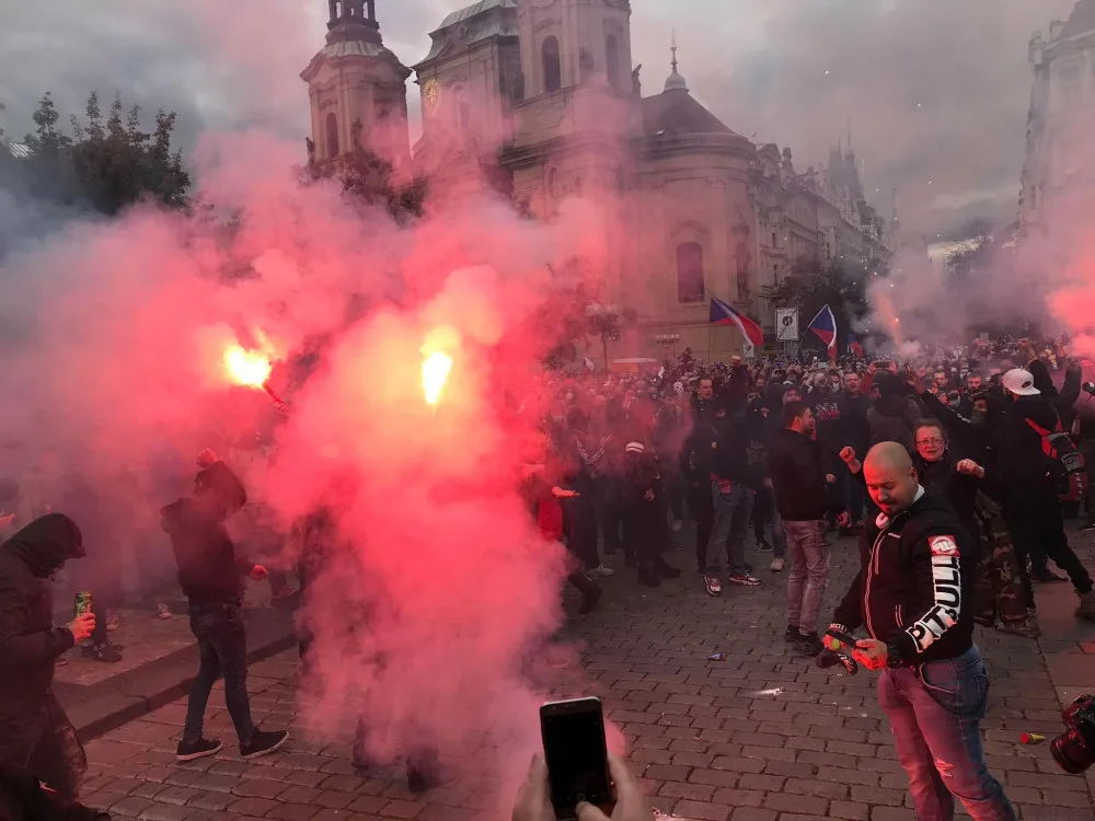 FOTO, VIDEO: Staroměstské náměstí se proměnilo ve válečnou zónu. Těžkooděnci zasahovali proti demonstrantům