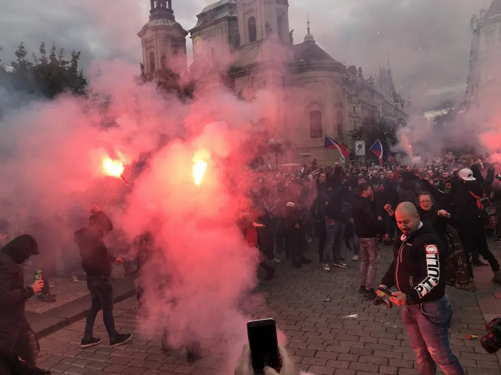 FOTOGALERIE: Střelné zbraně, pyrotechnika a ranění. Podívejte se, jak probíhala nedělní demonstrace