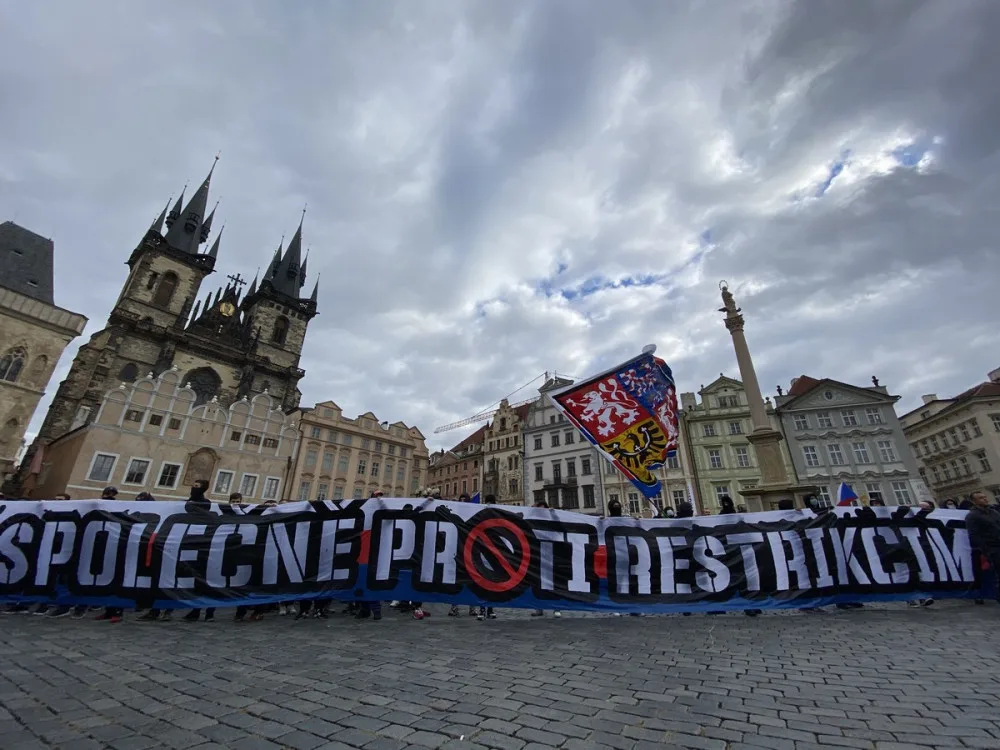 FOTOGALERIE: Střelné zbraně, pyrotechnika a ranění. Podívejte se, jak probíhala nedělní demonstrace