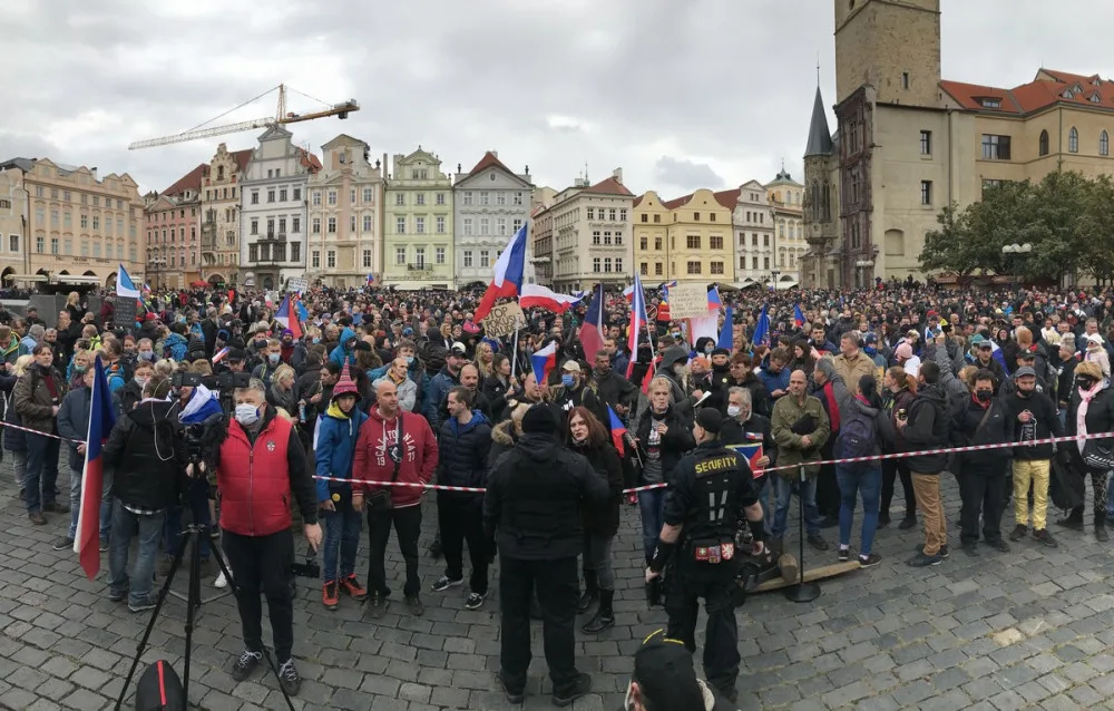 FOTOGALERIE: Střelné zbraně, pyrotechnika a ranění. Podívejte se, jak probíhala nedělní demonstrace
