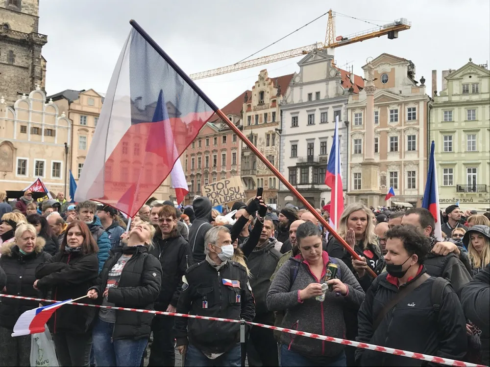 FOTOGALERIE: Střelné zbraně, pyrotechnika a ranění. Podívejte se, jak probíhala nedělní demonstrace
