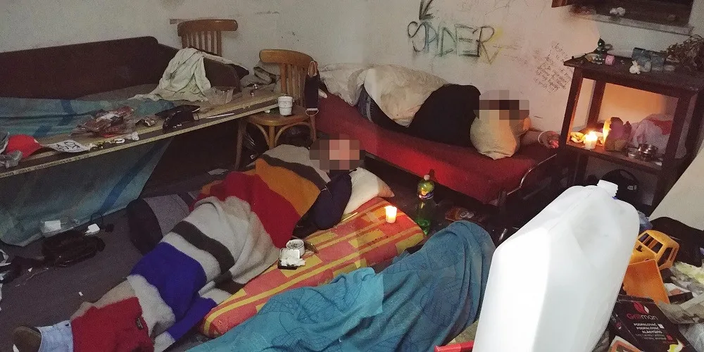 Muži přespávali v cizím zahradním domku v Kunraticích. V noci je překvapila majitelka společně se strážníky