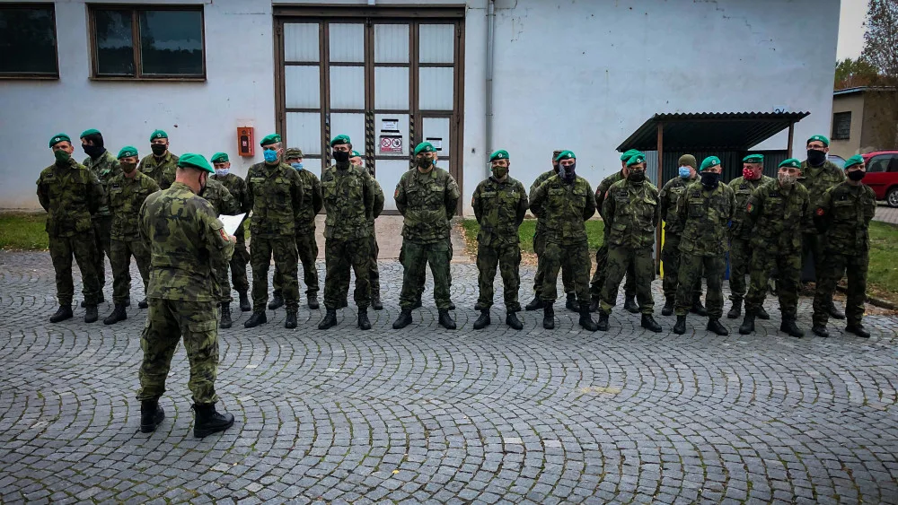 V pražských Letňanech dnes začala výstavba polní nemocnice. Dnes tam dorazil vojenský konvoj s vybevením