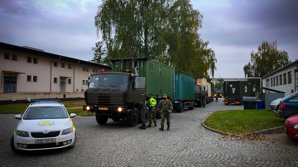V pražských Letňanech dnes začala výstavba polní nemocnice. Dnes tam dorazil vojenský konvoj s vybevením