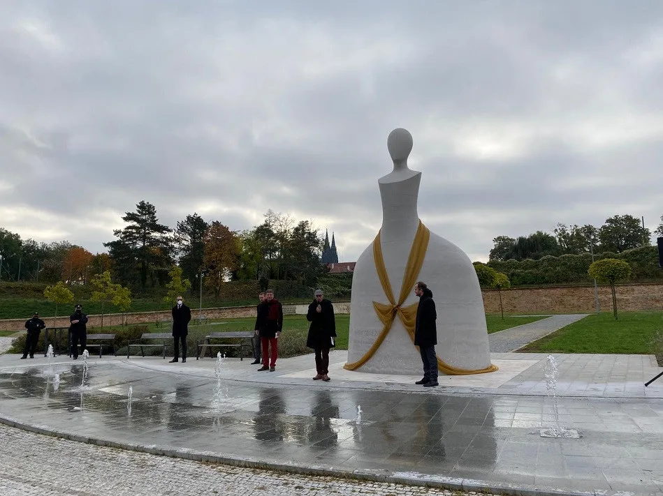 VIDEO: Člověče, nezlob se! nebo šachová figurka? V Praze byla odhalena socha Marie Terezie