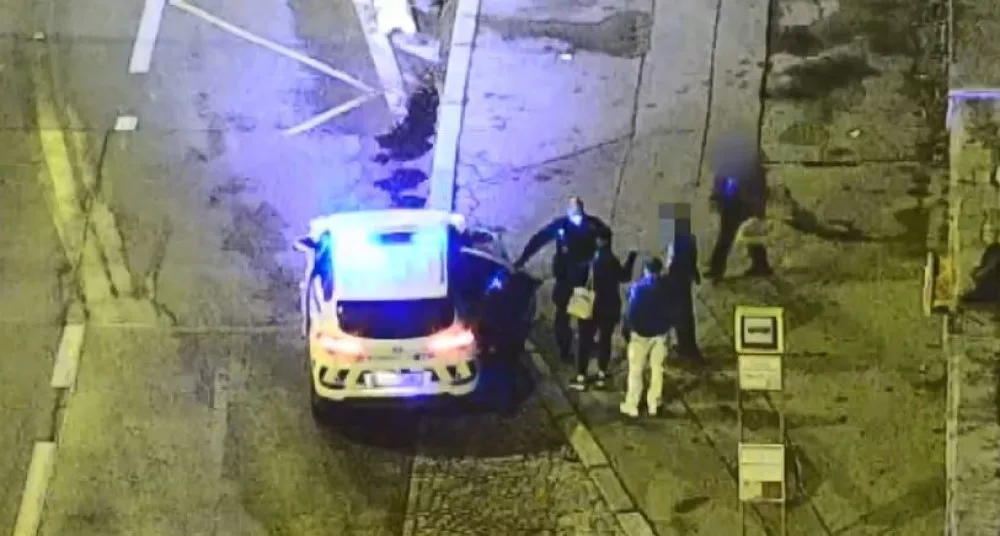 VIDEO: Pražští strážníci řešili rvačku dvou mužů. Jeden nadýchal dvě promile, druhý skončil v nemocnici