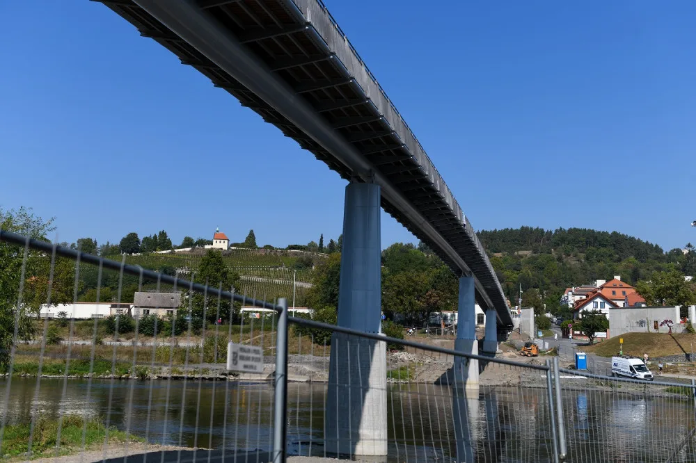 Trojská lávka v Praze je hotova. Nově po ní projede i záchranka