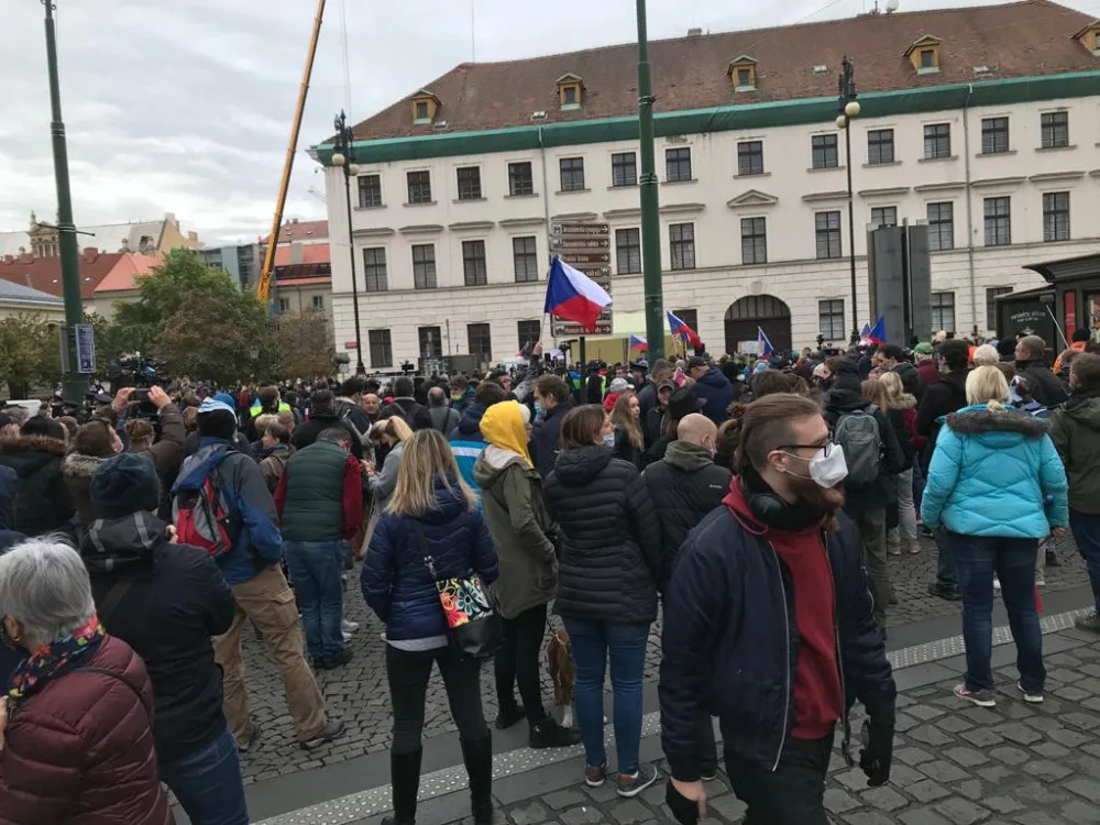 FOTO, VIDEO: Protivládní protesty v Praze. Demonstranty obehnala policie