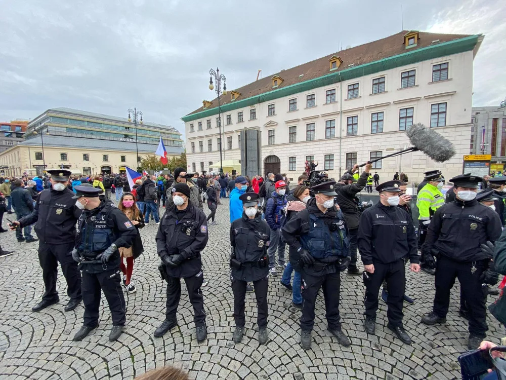 FOTO, VIDEO: Protivládní protesty v Praze. Demonstranty obehnala policie