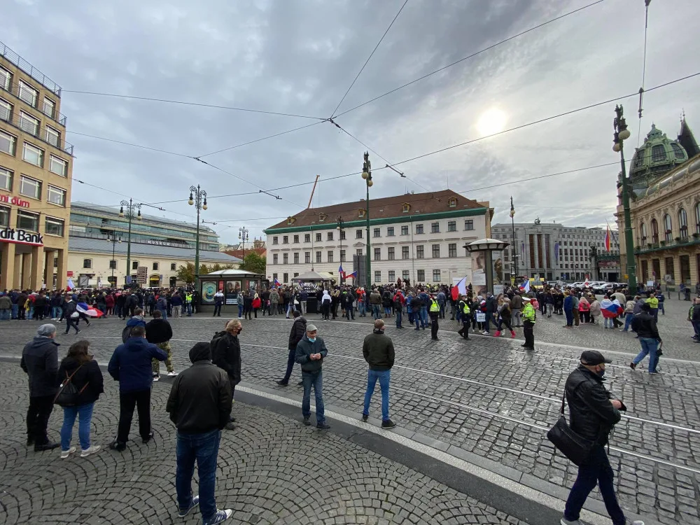 FOTO, VIDEO: Protivládní protesty v Praze. Demonstranty obehnala policie