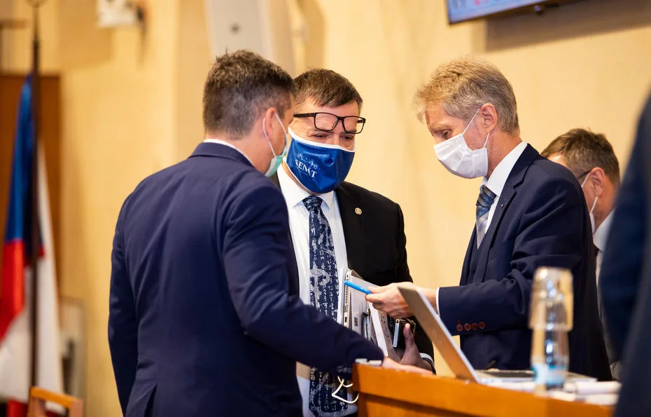 Senát dnes rozhodne o nových zákonech kvůli epidemii koronaviru