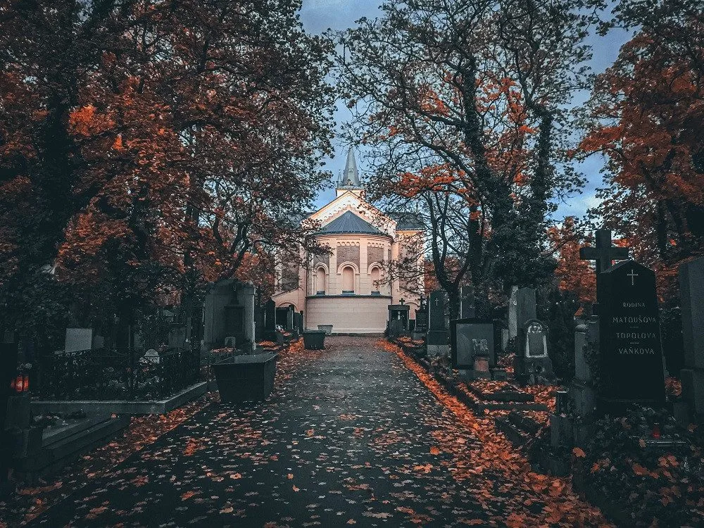 Lidé dnes vzpomenou na zemřelé, jsou Dušičky