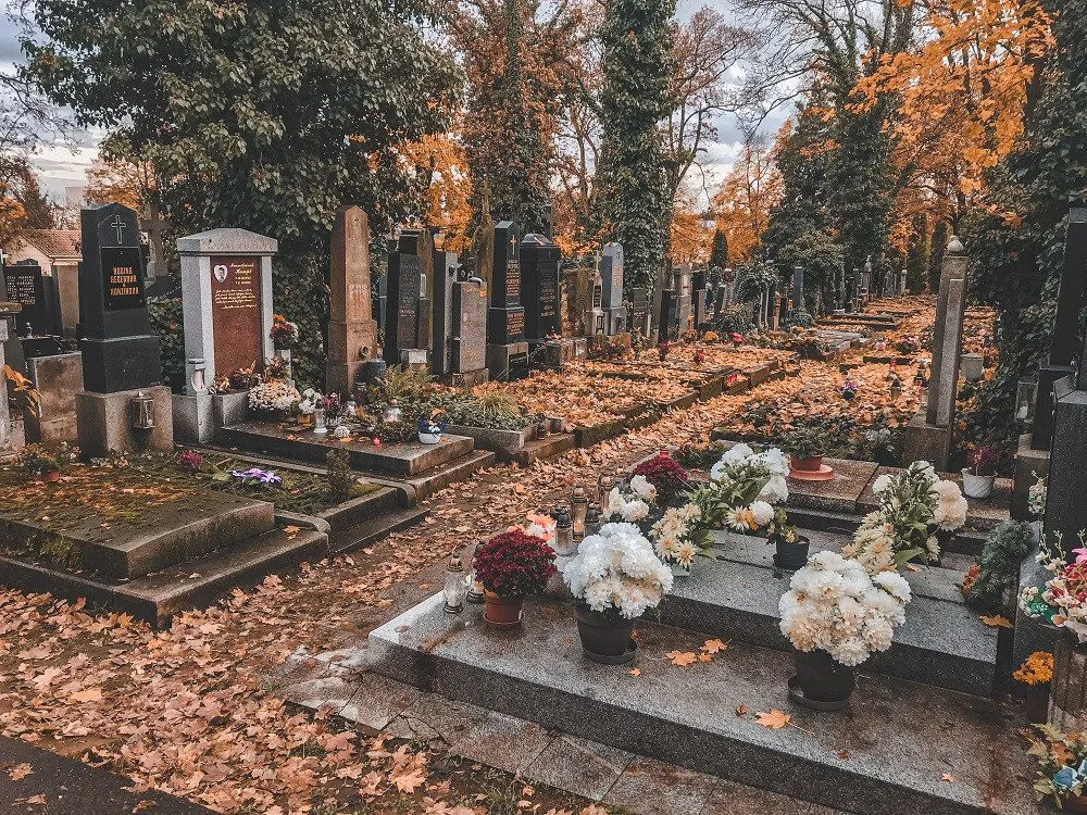 FOTO: Lidé dnes uctili Památku zesnulých