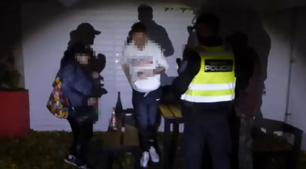 VIDEO: Skupinka lidí popíjela alkohol na ulici. Dostali pokuty a hádali se, čí to byl nápad