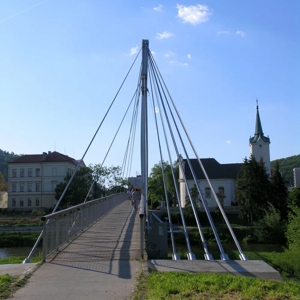 Praha ani po dvou letech nemá firmu pro stavbu lávky v Radotíně, která je po povodních ve špatném stavu