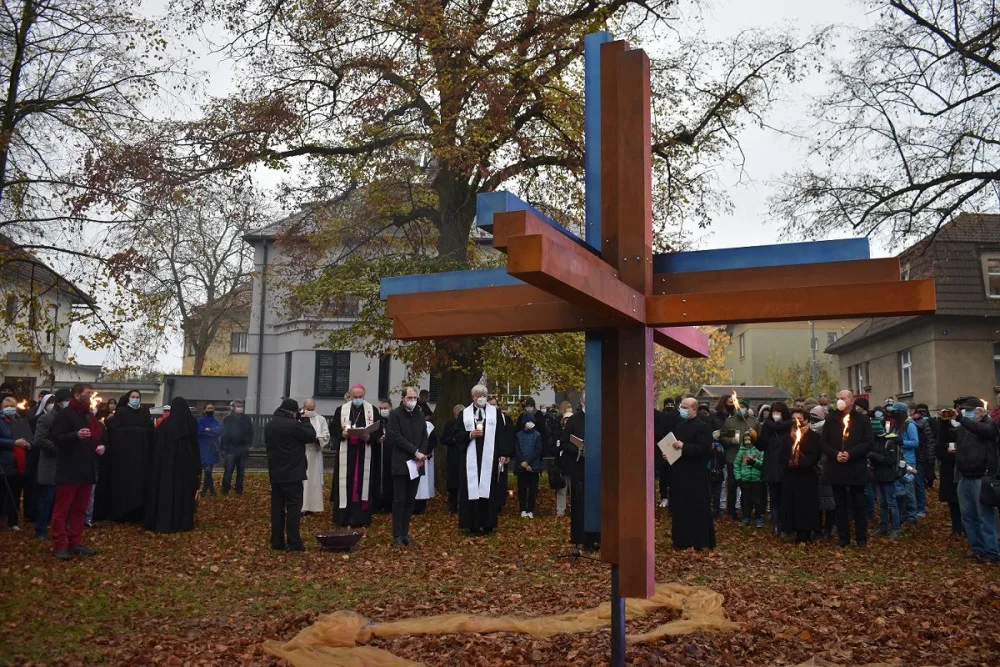 V Praze 6 odhalili přesně čtyři sta let po bitvě na Bílé hoře Kříž smíření