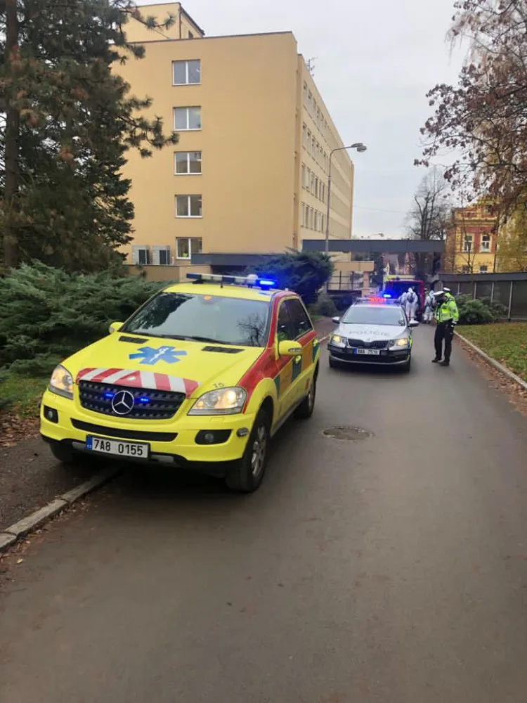 FOTO, VIDEO: Pražští záchranáři transportovali desetimetrovým speciálem Fénix deset pacientů z benešovské nemocnice do FN Motol
