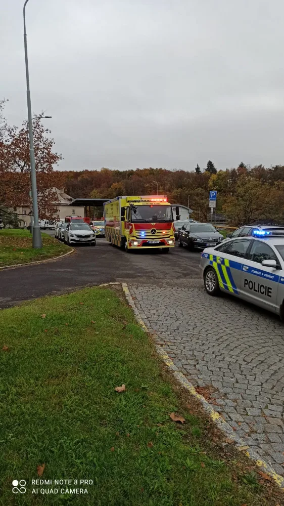 FOTO, VIDEO: Pražští záchranáři transportovali desetimetrovým speciálem Fénix deset pacientů z benešovské nemocnice do FN Motol