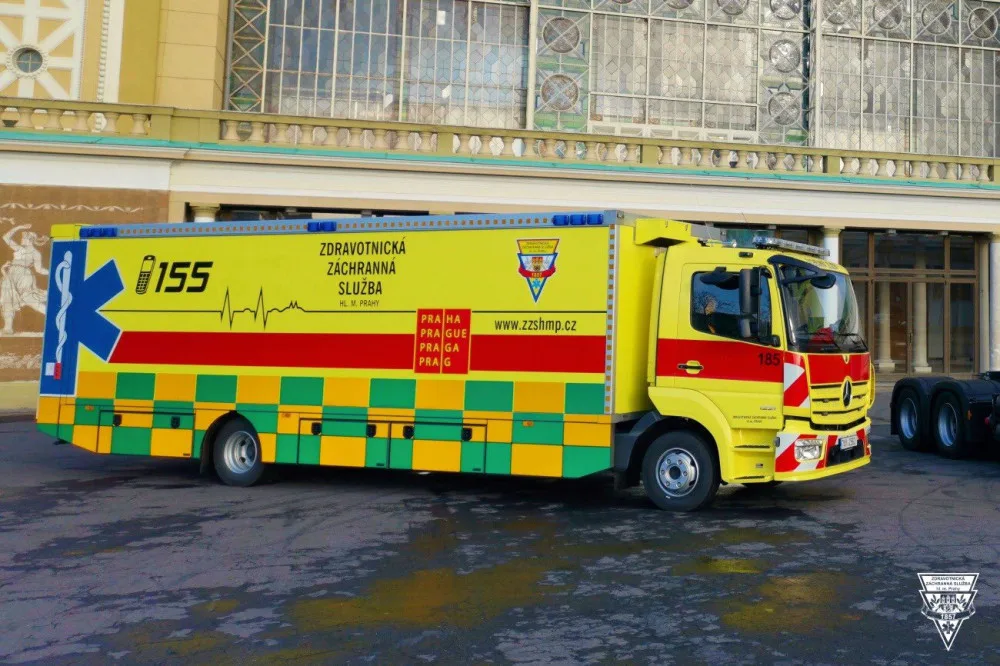 FOTO, VIDEO: Pražští záchranáři transportovali desetimetrovým speciálem Fénix deset pacientů z benešovské nemocnice do FN Motol