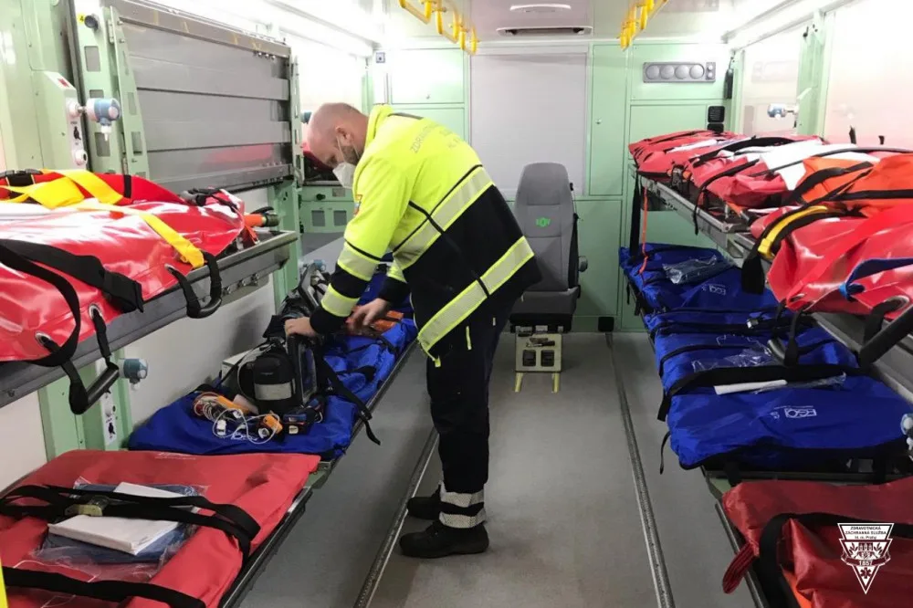 FOTO, VIDEO: Pražští záchranáři transportovali desetimetrovým speciálem Fénix deset pacientů z benešovské nemocnice do FN Motol