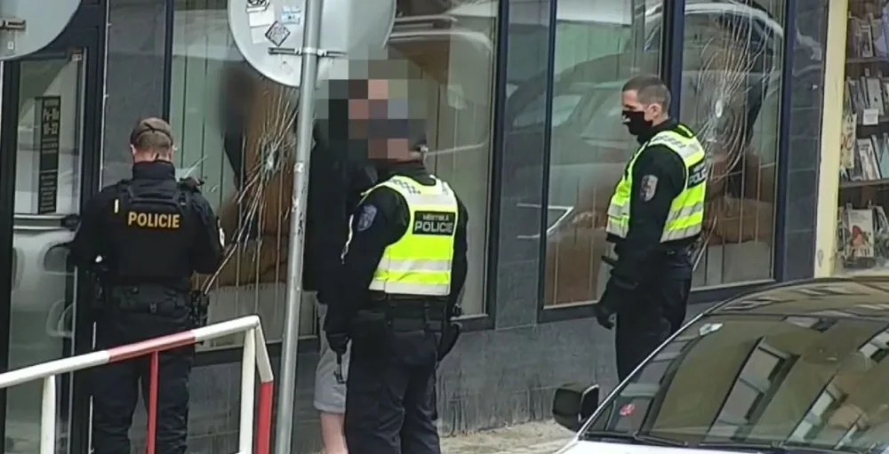 VIDEO: Muž v Praze kladivem rozbíjel výlohy. Skončil v rukou policie